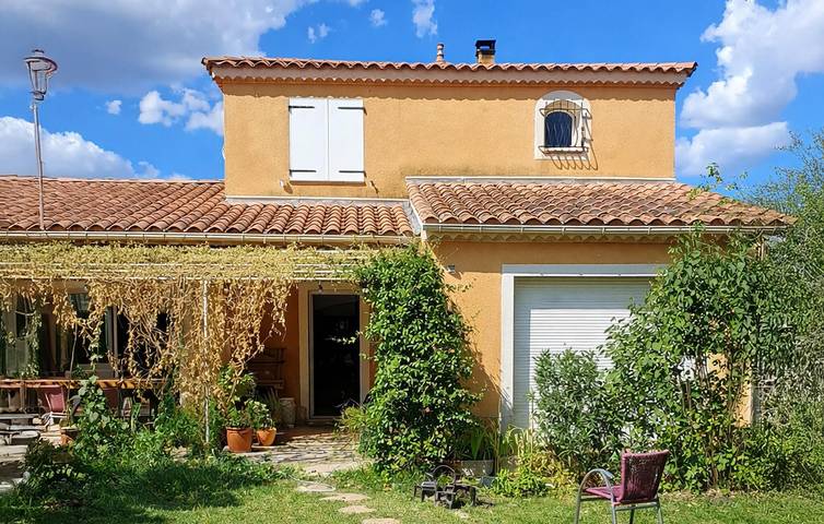 Location de vacances pour 8 personnes, avec piscine et terrasse, animaux acceptés à Oraison