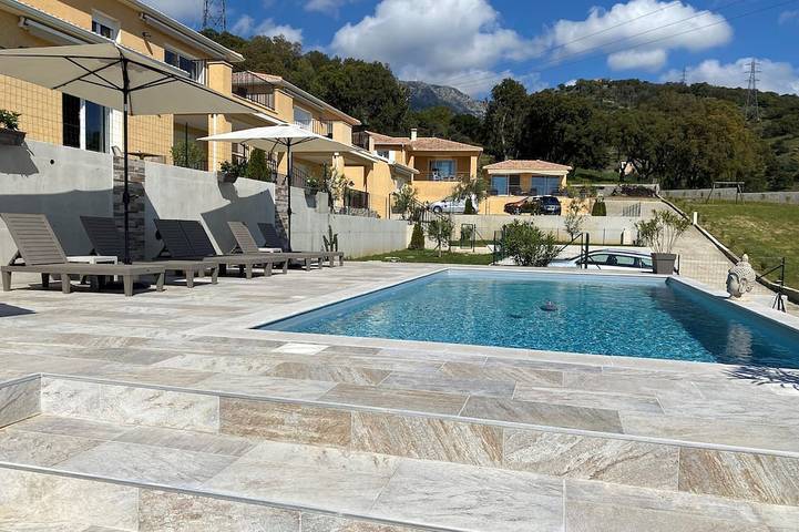 Location de vacances pour 4 personnes, avec jardin et piscine à Bastia