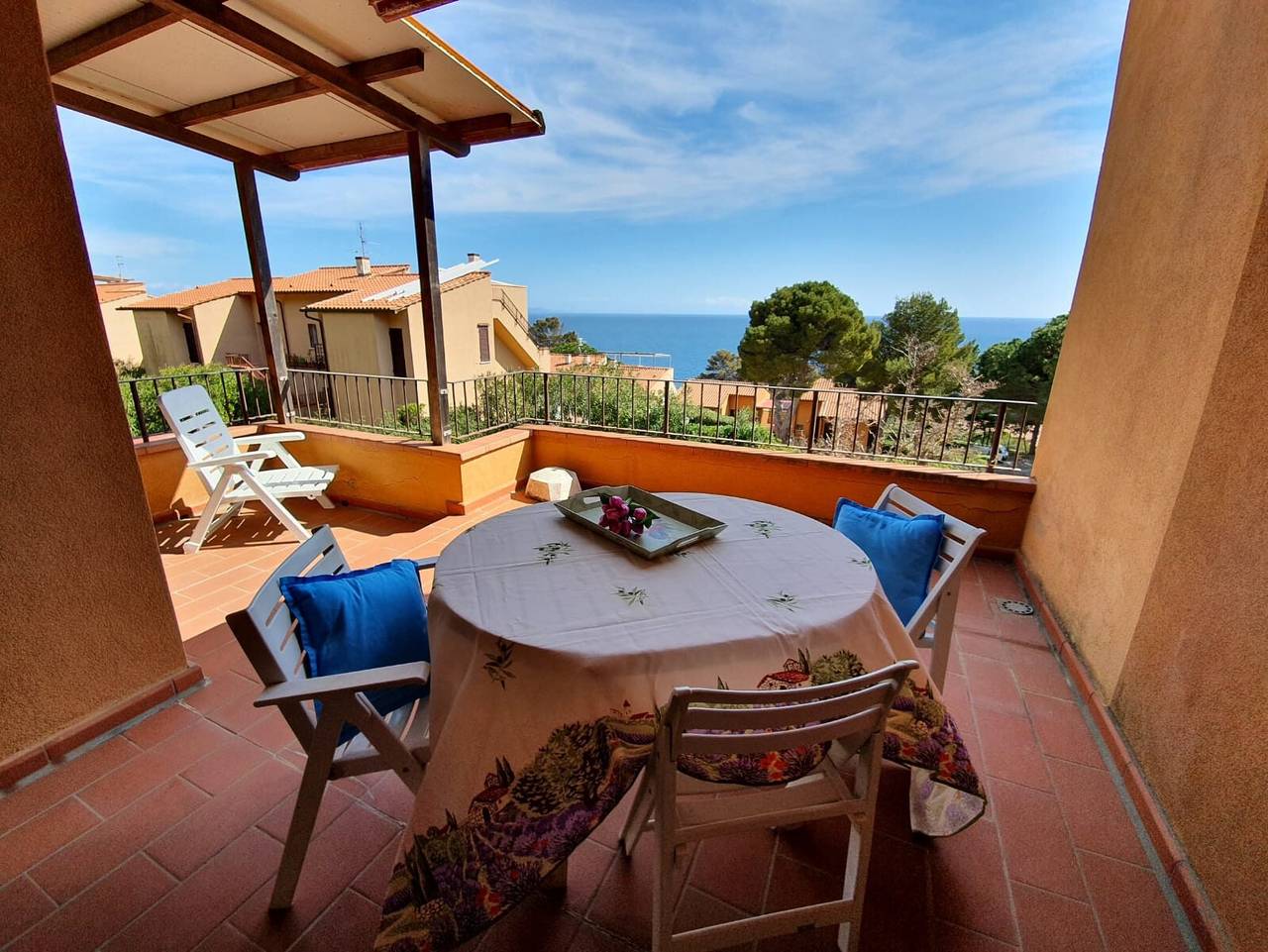 Appartamento intero, Appartamento per vacanze "Capo d'Arco Il Pino" con vista mare, piscina e terrazza in Capo d'Arco, Isola d'Elba