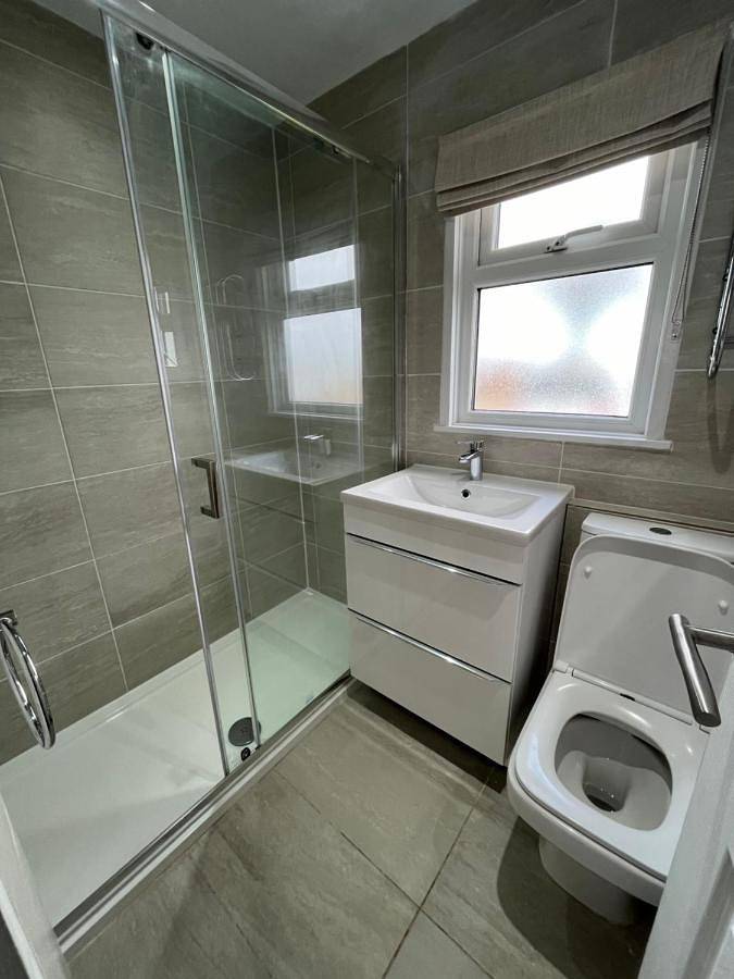 141 -Two bed Chalet on Sunbeach Holiday Park - Sleeps 6, pet friendly, Free pool and entertainment passes included - plus Wifi with bedding and towels included - only 300m from the beach! in California (Great Yarmouth), Great Yarmouth