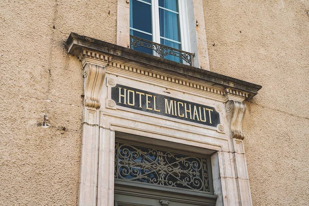 Maison de vacances unique, 15 pers, 7 ch/ 6 sdb, 5★, dans un charmant village in Aignay-le-Duc, Région de Montbard