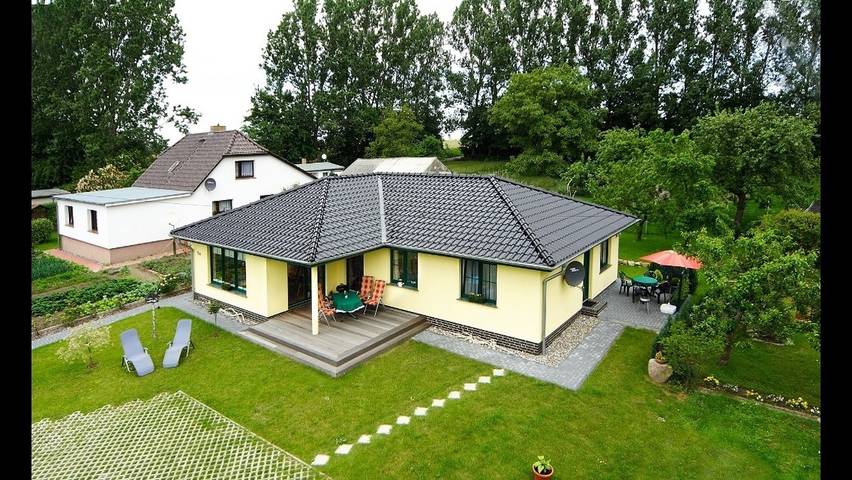 Ferienwohnung für 3 Personen, mit Terrasse und Garten in Zirkow