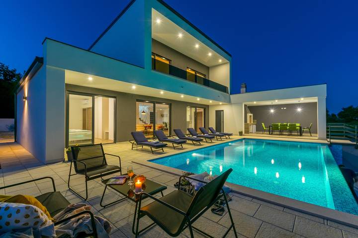 Ferienhaus für 6 Personen, mit Pool und Garten sowie Balkon