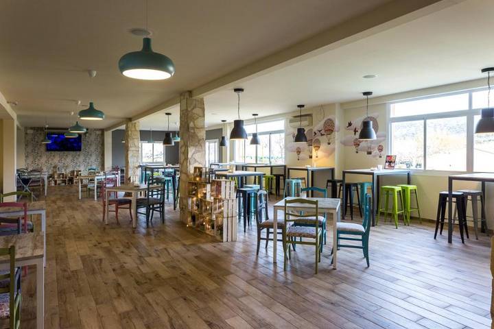 Casa de huéspuedes para 4 personas, con piscina además de terraza y jardín en Hervás