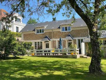 Gîte pour 6 personnes, avec terrasse dans Senlisse