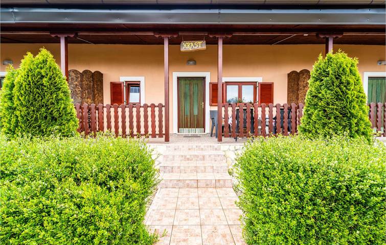 Ganze Ferienwohnung, Gemütliche Ferienwohnung mit Terrasse und Garten in Krnica, 400 m vom Restaurant entfernt in Krnica, Marčana