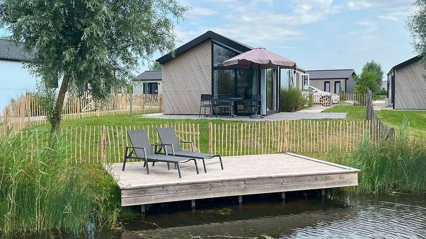 Chalet voor 4 personen, with uitzicht and uitzicht op het meer as well as tuin aan het Veluwemeer