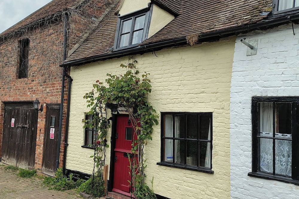 Runnymede, pet friendly, character holiday cottage in Tewkesbury in Tewkesbury, Gloucestershire
