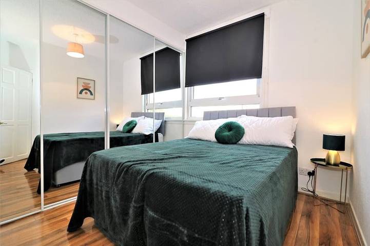 Stunning 2 Bedroom Maindoor Home With Front & Back Private Garden in West Dunbartonshire