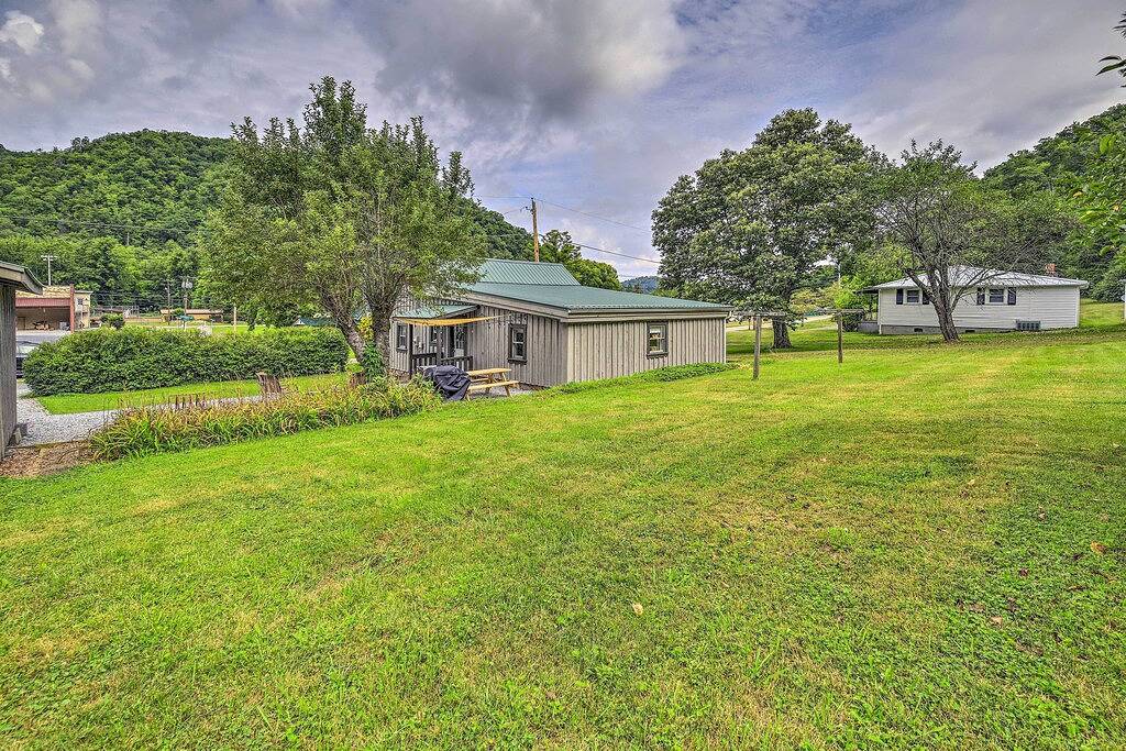 Damascus Cottage w/ Fire Pit - 1 Mi to Trails in Damascus, Washington County (VA)