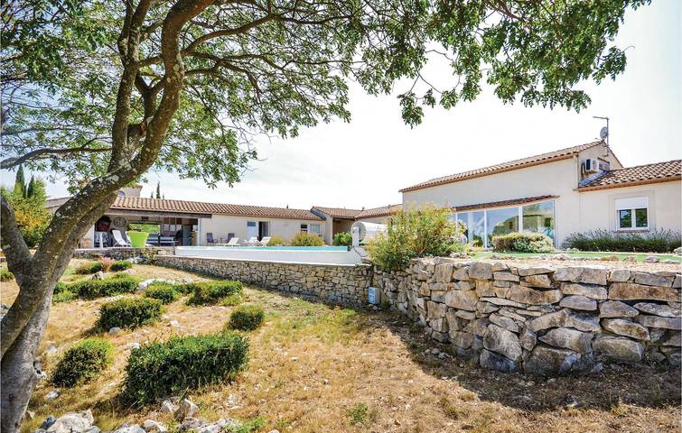 Amplio apartamento con parking, piscina y WiFi cerca de Poulx in Poulx, Region de Nimes