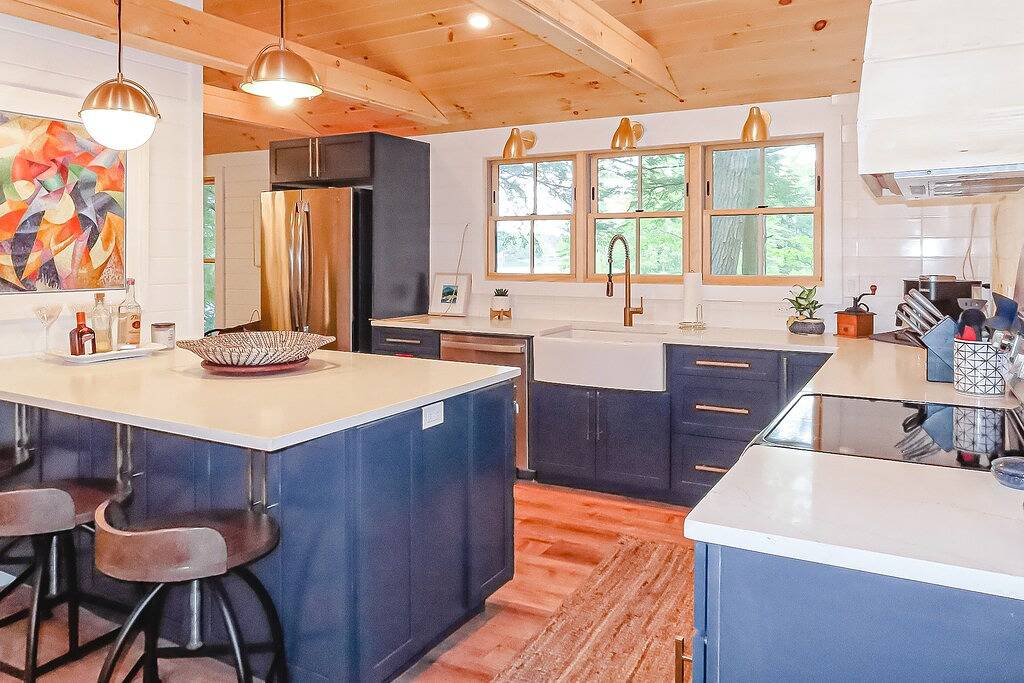 Beautiful updated lakefront home with a washer/dryer, grill & dog-friendly in Moultonborough, Lake Winnipesaukee