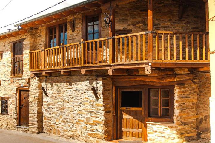 Casa de vacaciones para 2 personas, con Balcón y Terraza además de Jardín y Piscina en El Bierzo - 4