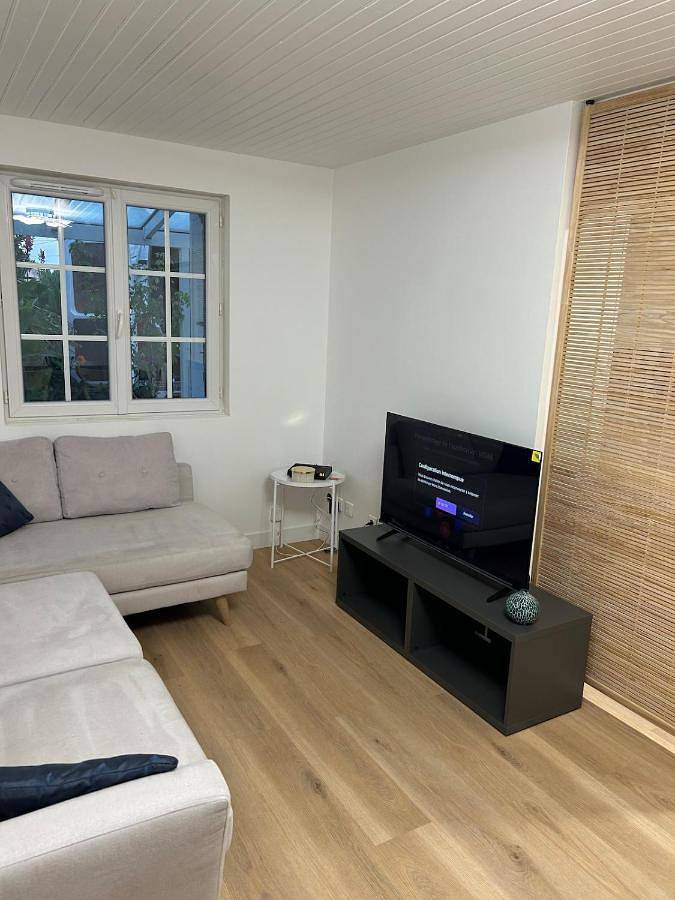 Three-Bedroom Home in Saint-Ciers-sur-Gironde, Région de Blaye