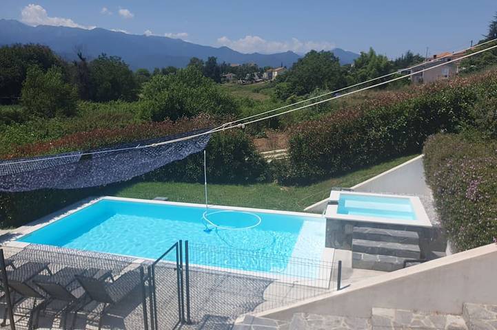 Villa pour 6 personnes, avec terrasse et jardin ainsi que jacuzzi et piscine