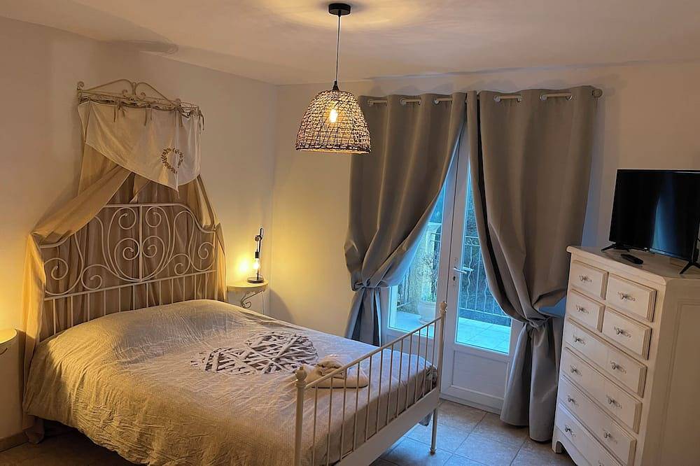 Provencal villa of 250 m2 with swimming pool - 8 km from Aix en Provence for 8 people. in Ventabren, Region de Aix-en-Provence