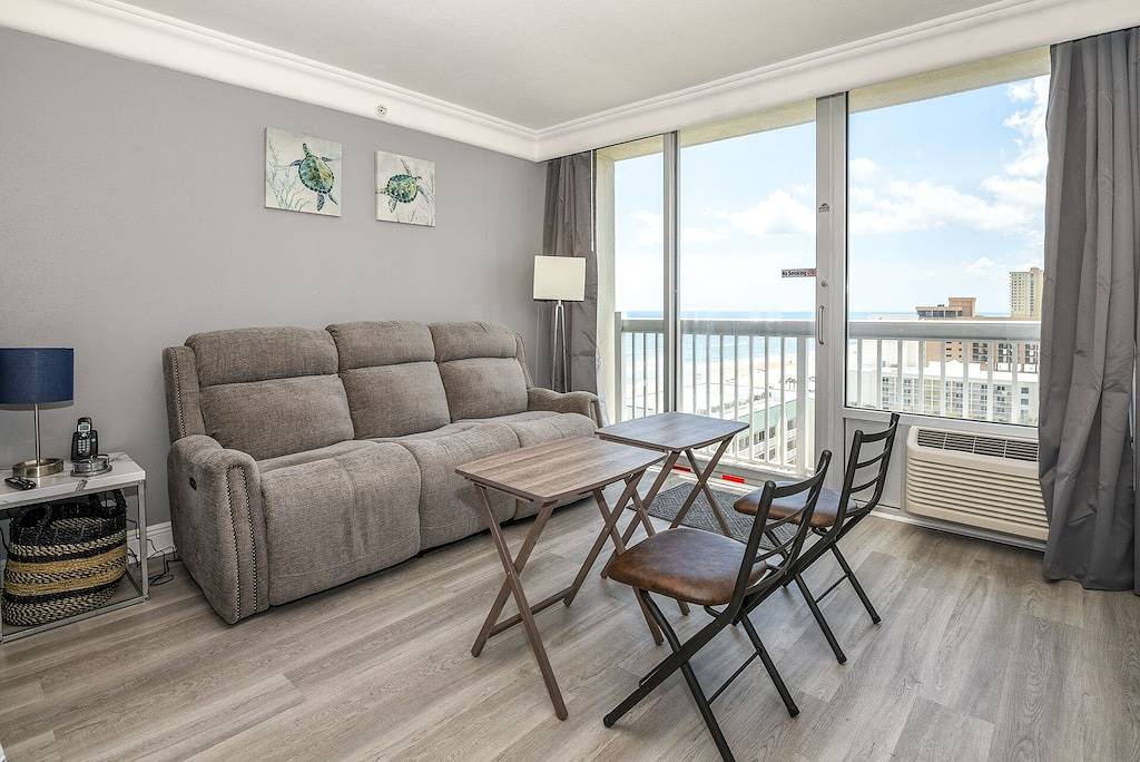 Ganze Wohnung, 🏖️Beautiful Ocean Views🏝️ Clean room with small balcony in Daytona Beach, Florida