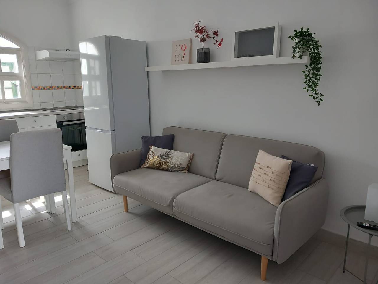 Apartamento entero, Apartamento Vacacional 'Playa Honda Holiday Home' con Jardín Compartido, Balcón y Wi-Fi in Playa Honda, San Bartolomé