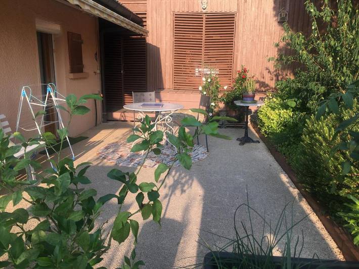Location de vacances pour 2 personnes, avec Terrasse ainsi que Jardin et Vue à Cranves-Sales
