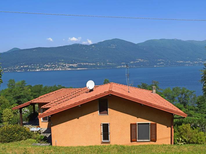 Vakantiehuis voor 5 personen, with Terras and Tuin as well as Uitzicht op het meer aan Lago Maggiore