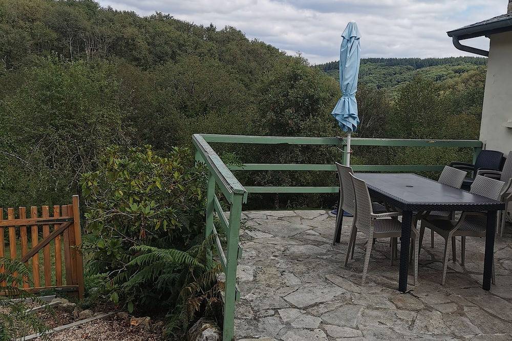 Franse hond vriendelijke gite grenzend aan een als woonhuis verbouwde boerderij. in Saint-Gervais-d'Auvergne, Puy-de-Dôme