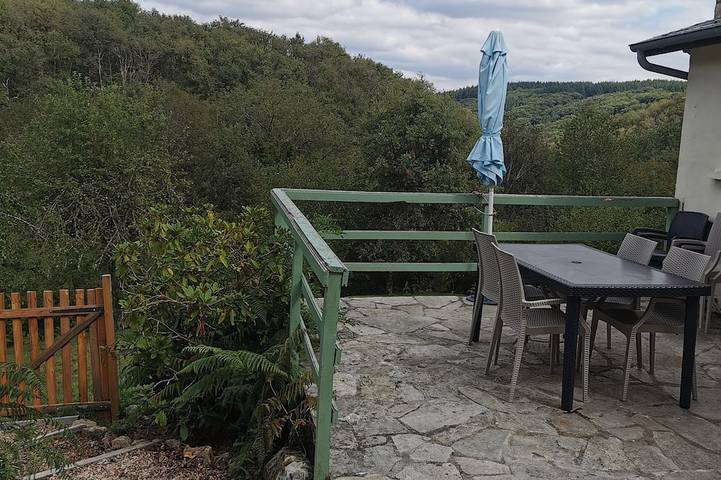 Franse hond vriendelijke gite grenzend aan een als woonhuis verbouwde boerderij. in Saint-Gervais-d'Auvergne, Puy-de-Dôme