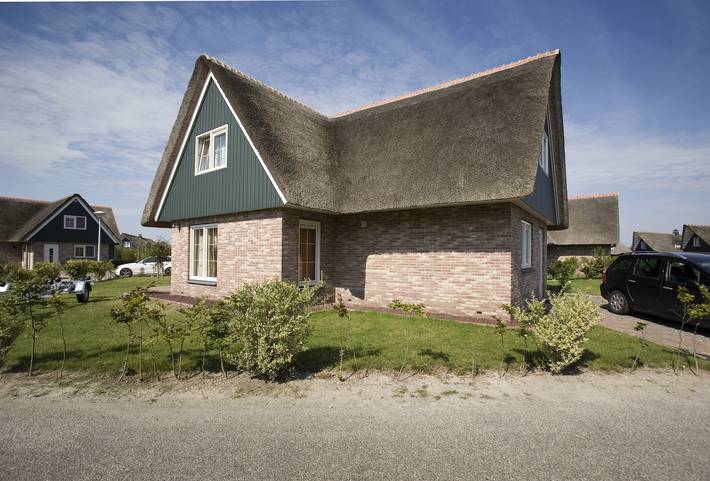 Ferienhaus für 6 Personen, mit Balkon/Terrasse und Terrasse sowie Garten und Sauna in Makkum