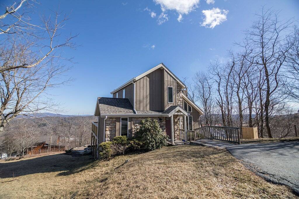 Aspen View - 3-story home with gorgeous views, a hot tub, and perfect location! in Blue Ridge Parkway, Watauga County