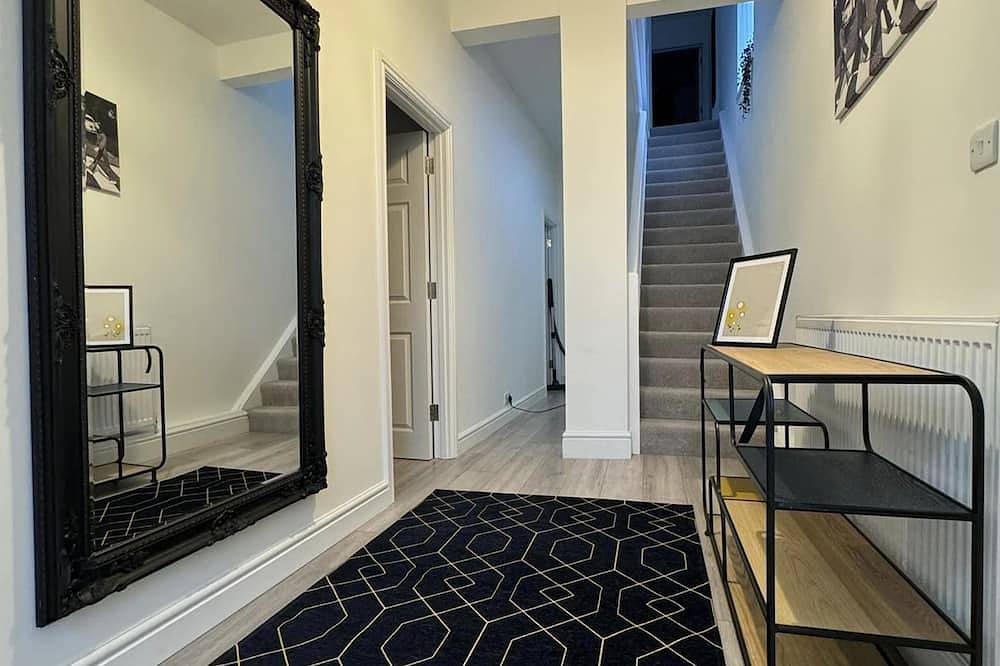Modern 5 Bed near ExCel - Big Ben with Fast Wi Fi in Newham, Londra