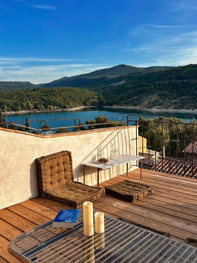 Gîte pour 4 personnes, avec Balcon et Terrasse ainsi que Vue et Vue sur le lac à Bauduen