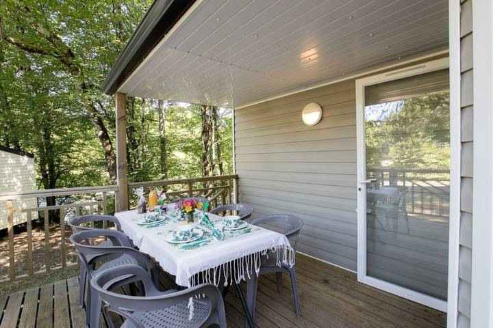 Location de vacances pour 7 personnes, avec piscine ainsi que terrasse et jacuzzi, animaux acceptés à Saint-Geniès