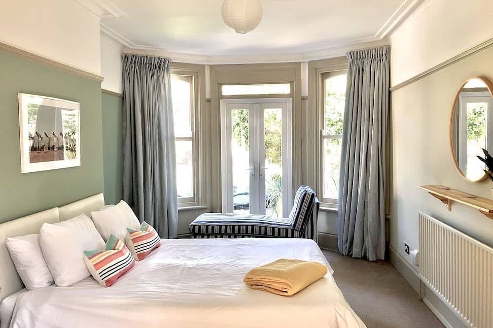 Beautiful Georgian Grade Ii Listed Detached House sleeps 18 in Gosport, Hampshire