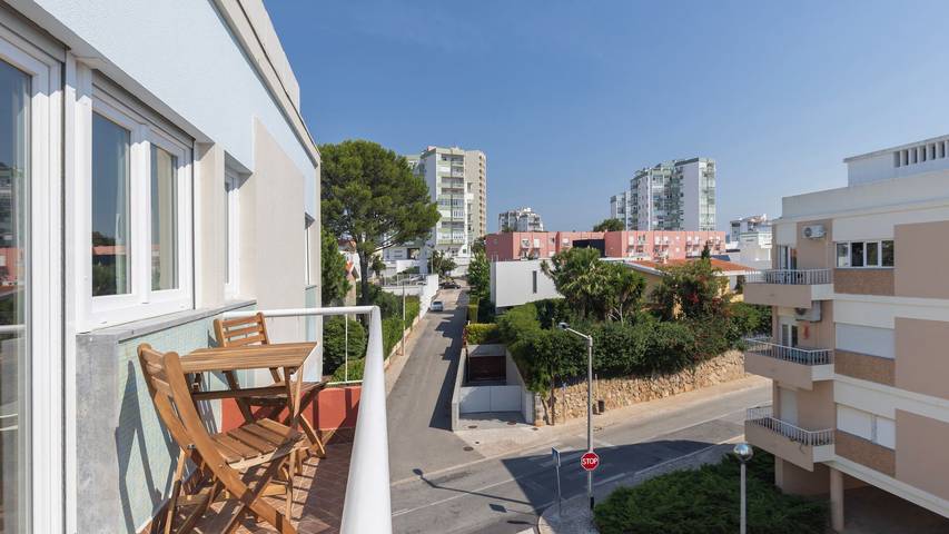 Appartement entier, Stunning 3Bdr Flat w/ Balcony & Ac by Lovelystay in Cascais e Estoril, Costa de Lisboa