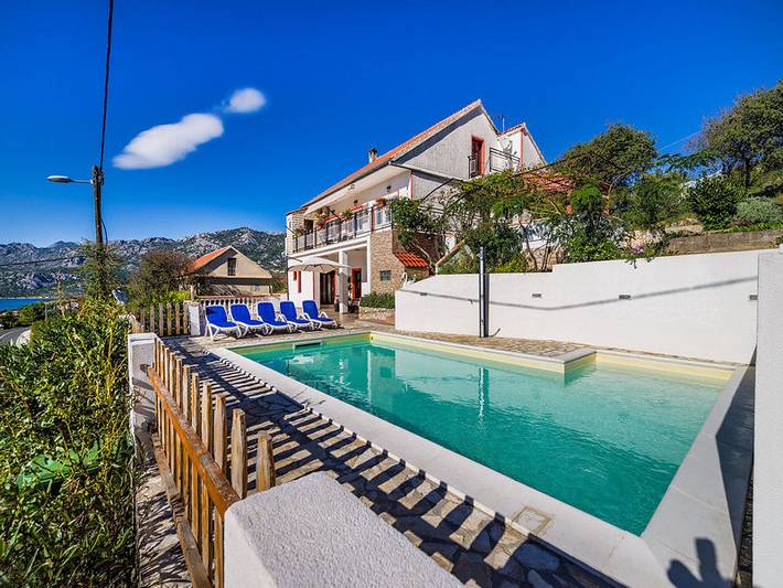 Villa für 12 Personen, mit Balkon und Garten sowie Pool in Vinjerac