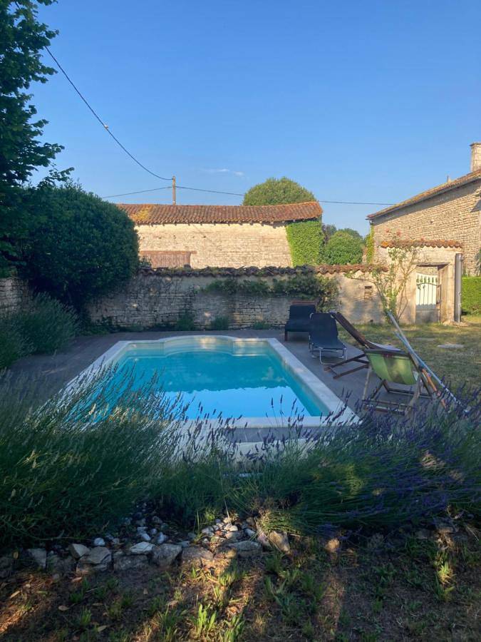 Gîte pour 9 personnes, avec jardin et piscine à Longré