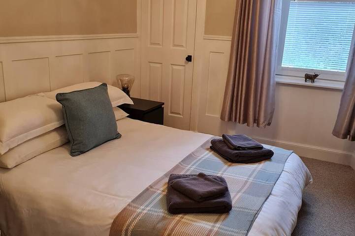 Cove Lochside Apartment with Sea and Sunset Views in Argyll & Bute