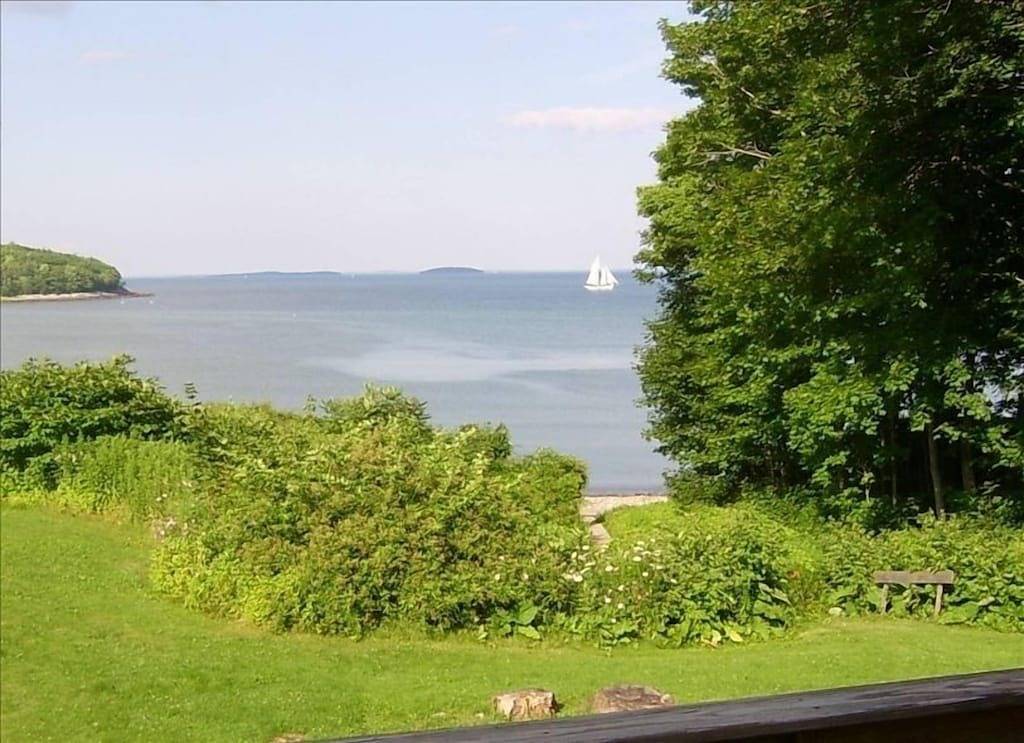 Beobachten Sie die herrlichen Sonnenaufgänge auf dem Meer und die schönen Mondnächte in Knox County (Maine)