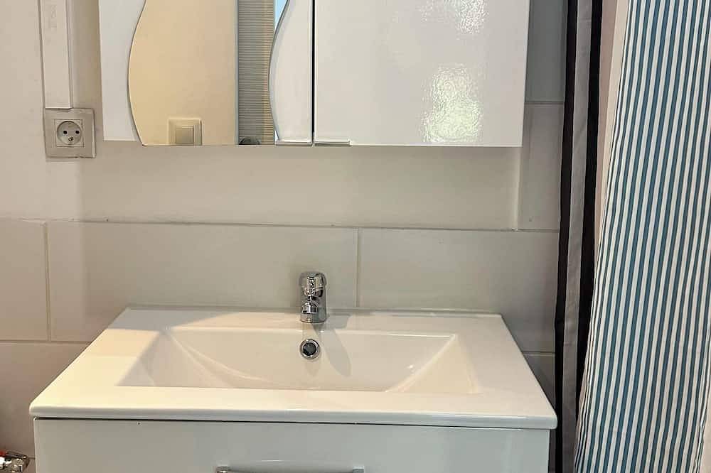 Entire apartment, Jardin au Calme et Clim Hyper Centre St Laurent du Var in Saint-Laurent-du-Var, Cannes region