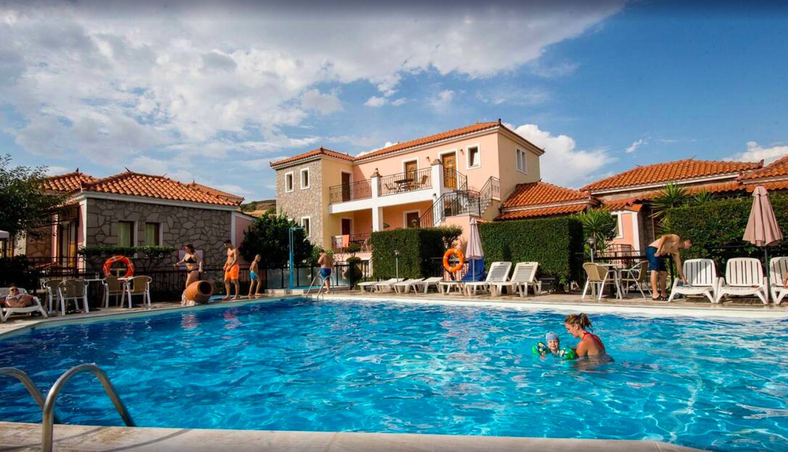 Ganze Wohnung, Ein geräumiges und helles Studio mit Balkon Nr. 123 in Petra (Griechenland), Lesbos
