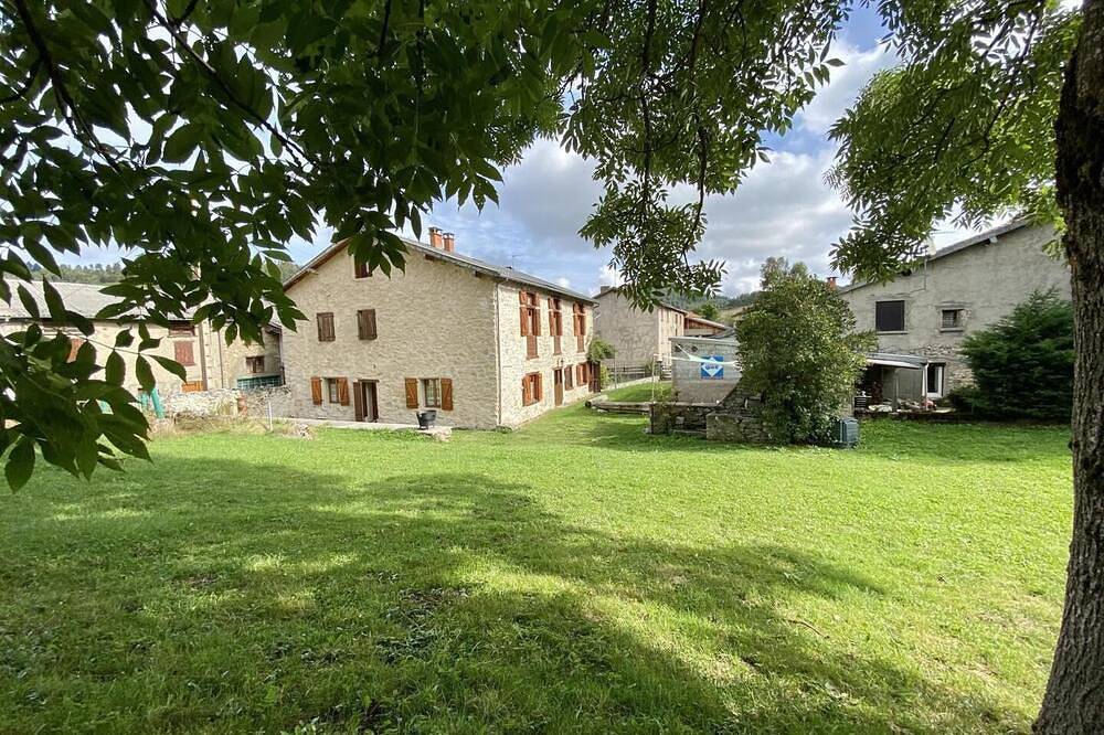 Bamby's little barn in Camurac, Limoux region