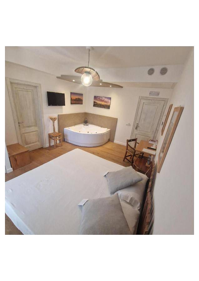 Gîte pour 2 personnes, avec jardin ainsi que piscine et jacuzzi à Cori - 3