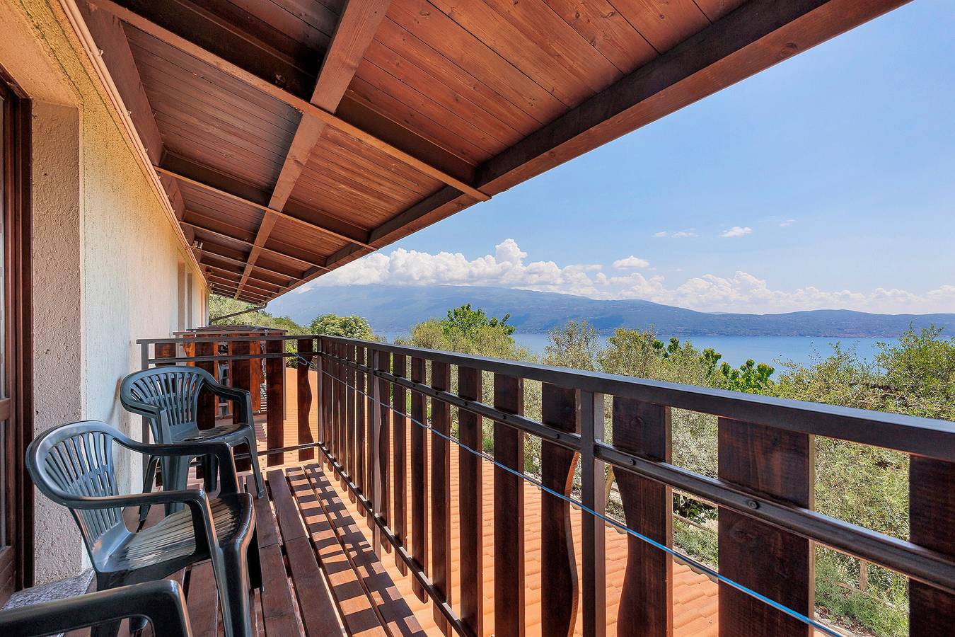 Ganze Wohnung, Apartment „Camera Familiare Classic“ mit Seeblick, Gemeinschaftsgarten und Wlan in Toscolano-Maderno, Gardasee-Berge