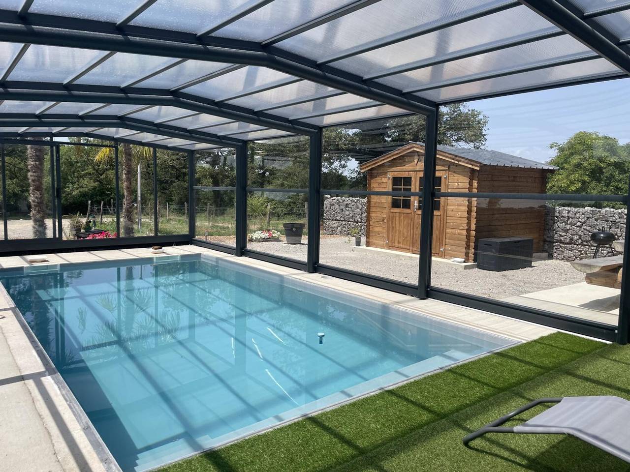 Gîte rénové avec piscine couverte chauffée, spa, climatisation et équipements Pmr à Couzon in Couzon, Allier