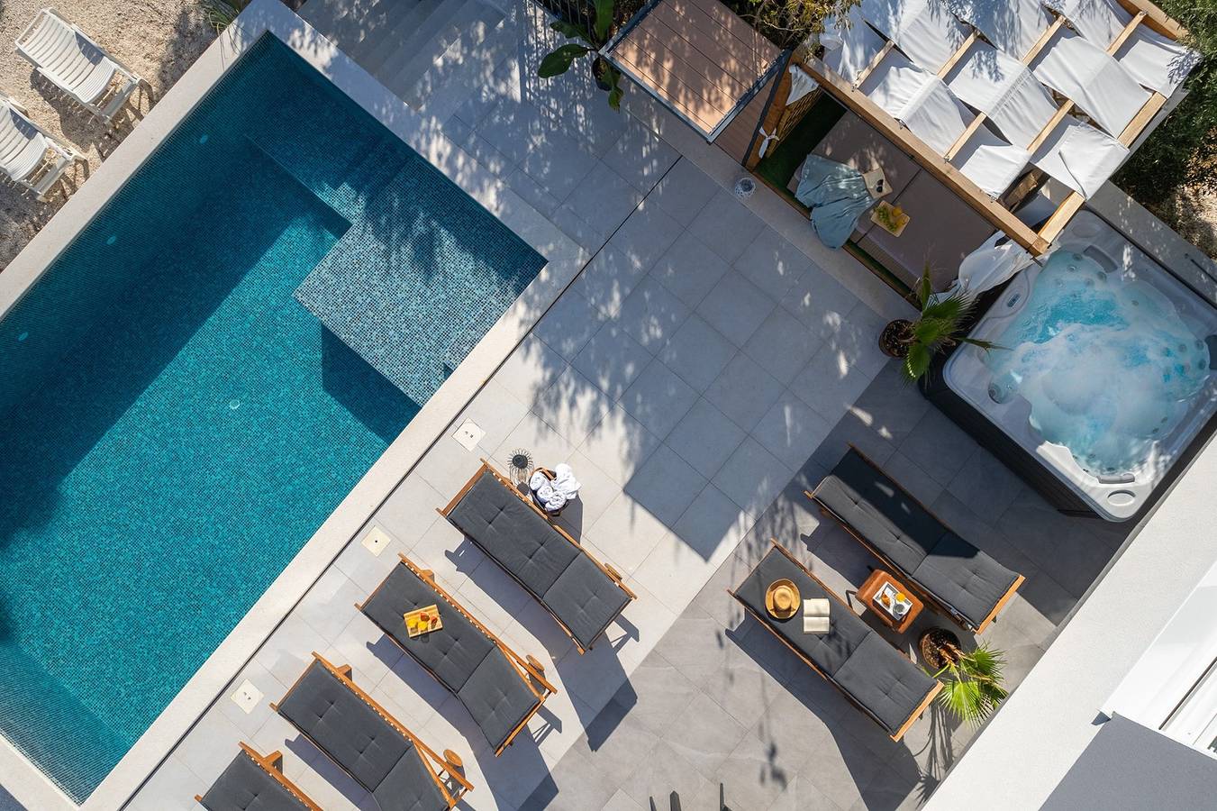 4 Schlafzimmer, 3 Badezimmer, privater 40m2 großer Pool, Whirlpool, Sommerküche, Tischtennis, Tischfußball, absolute Privatsphäre, nur 2 km vom Strand entfernt in Kastel Novi, Kaštela