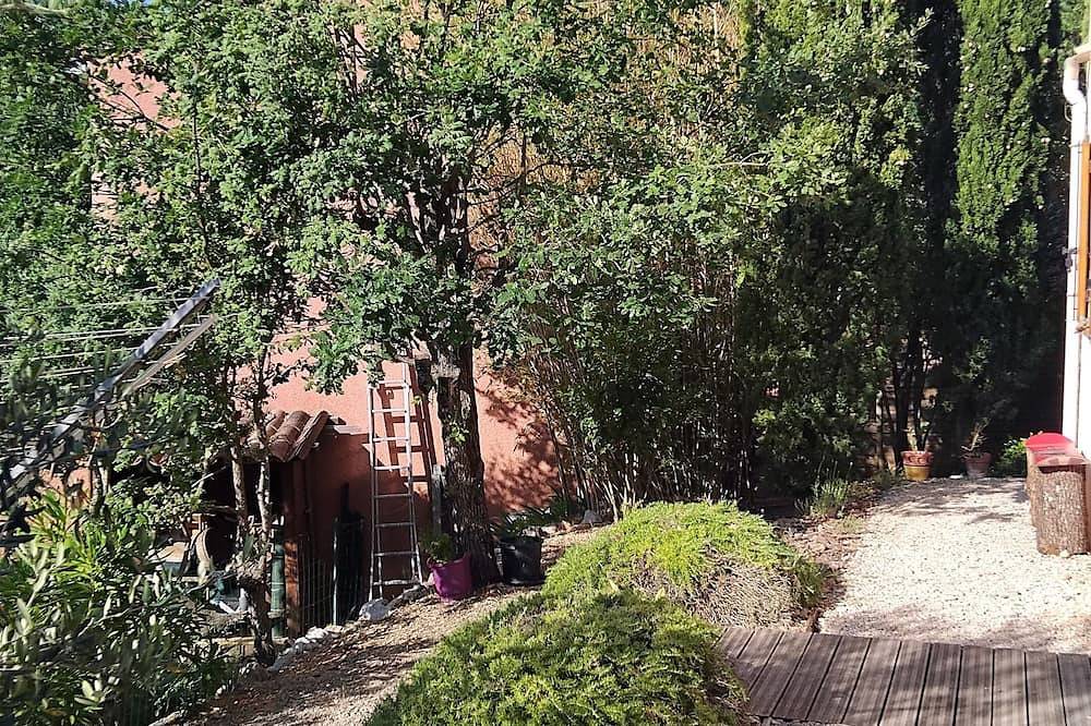 Ground floor of villa with private garden for 2. Sports enthusiasts welcome! in Quinson, Verdon Regional Natural Park