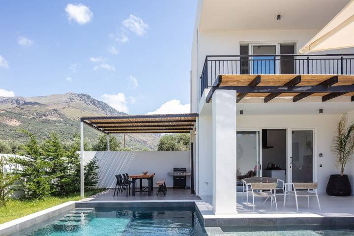 Location de vacances pour 7 personnes, avec Balcon et Balcon/Terrasse ainsi que Jardin et Piscine à Plakias