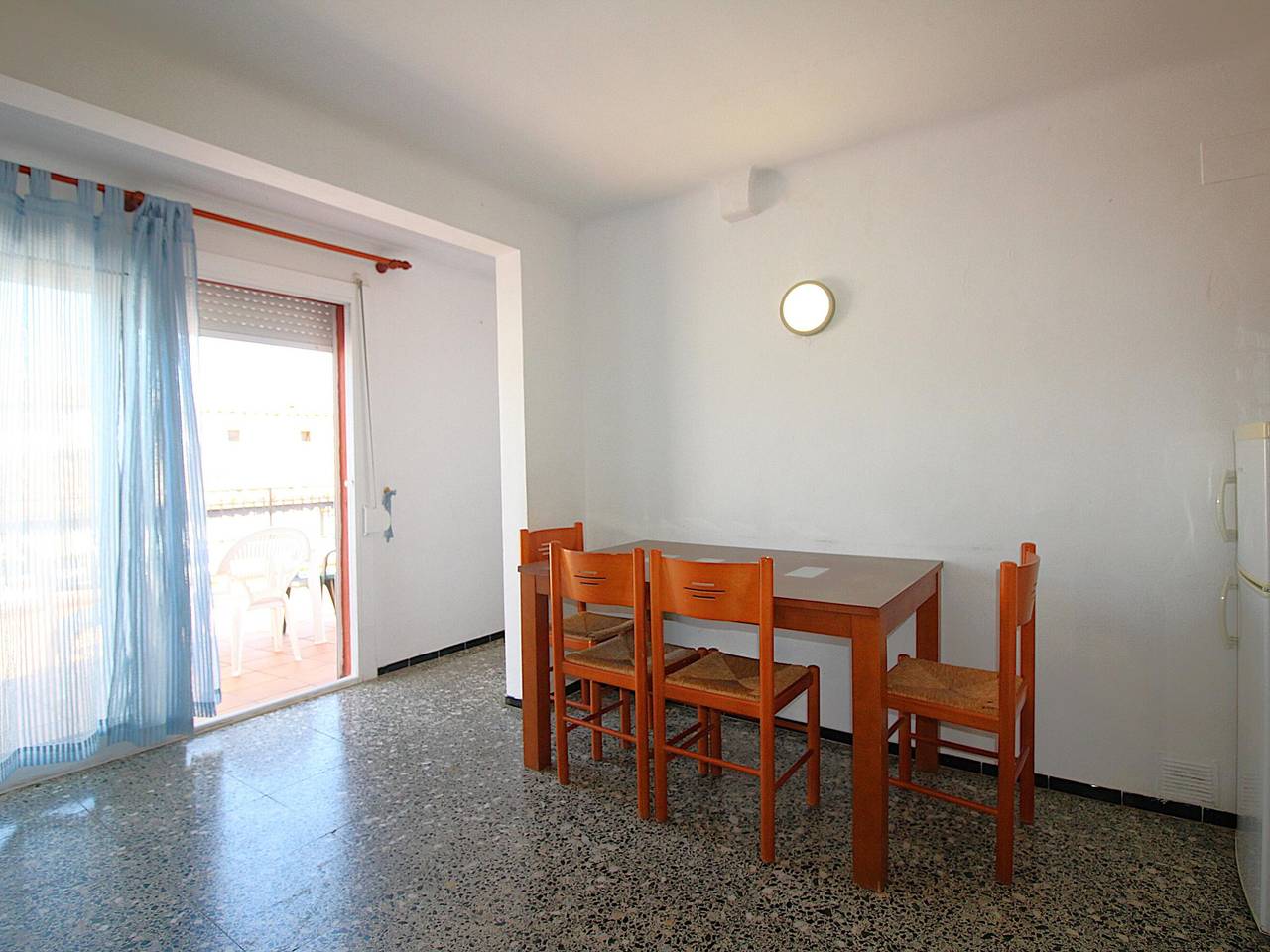 Ganze Wohnung, Penthouse centrique avec grande terrasse près de la plage, Tv, micro-ondes, machine à laver, Wifi in Llanca, Oberampurien