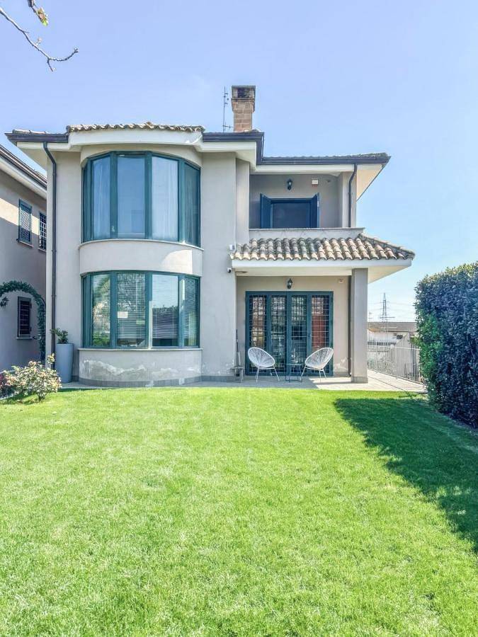Villa for 6 people, with Balcony and Hot tub as well as Garden in Rome