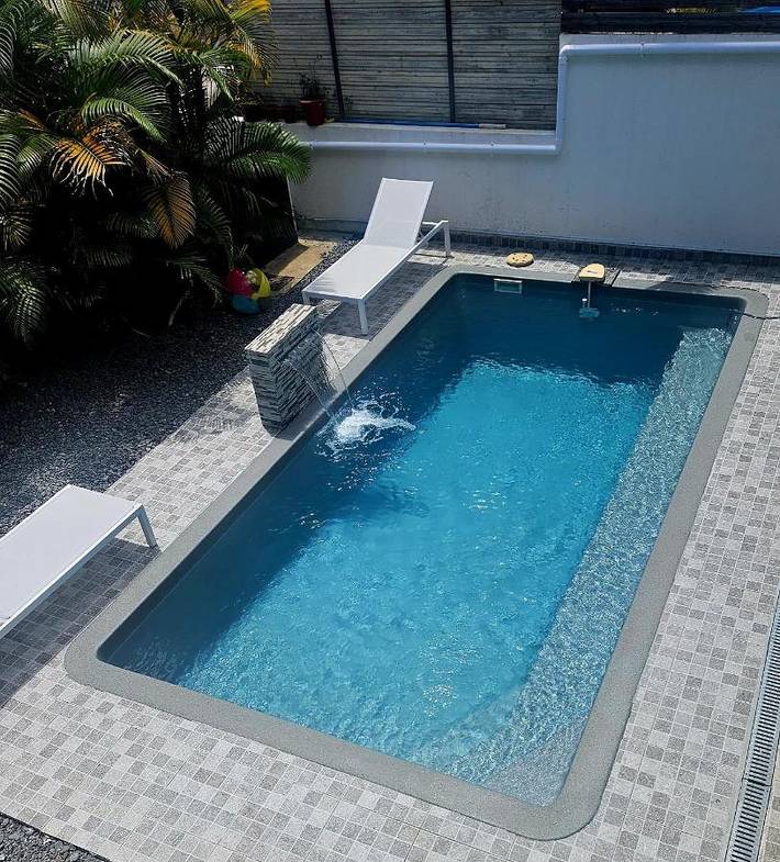 Location de vacances pour 3 personnes, avec piscine et jardin à Sainte-Suzanne