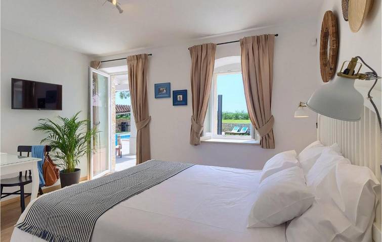 Location de vacances pour 10 personnes, avec piscine à Tinjan - 3